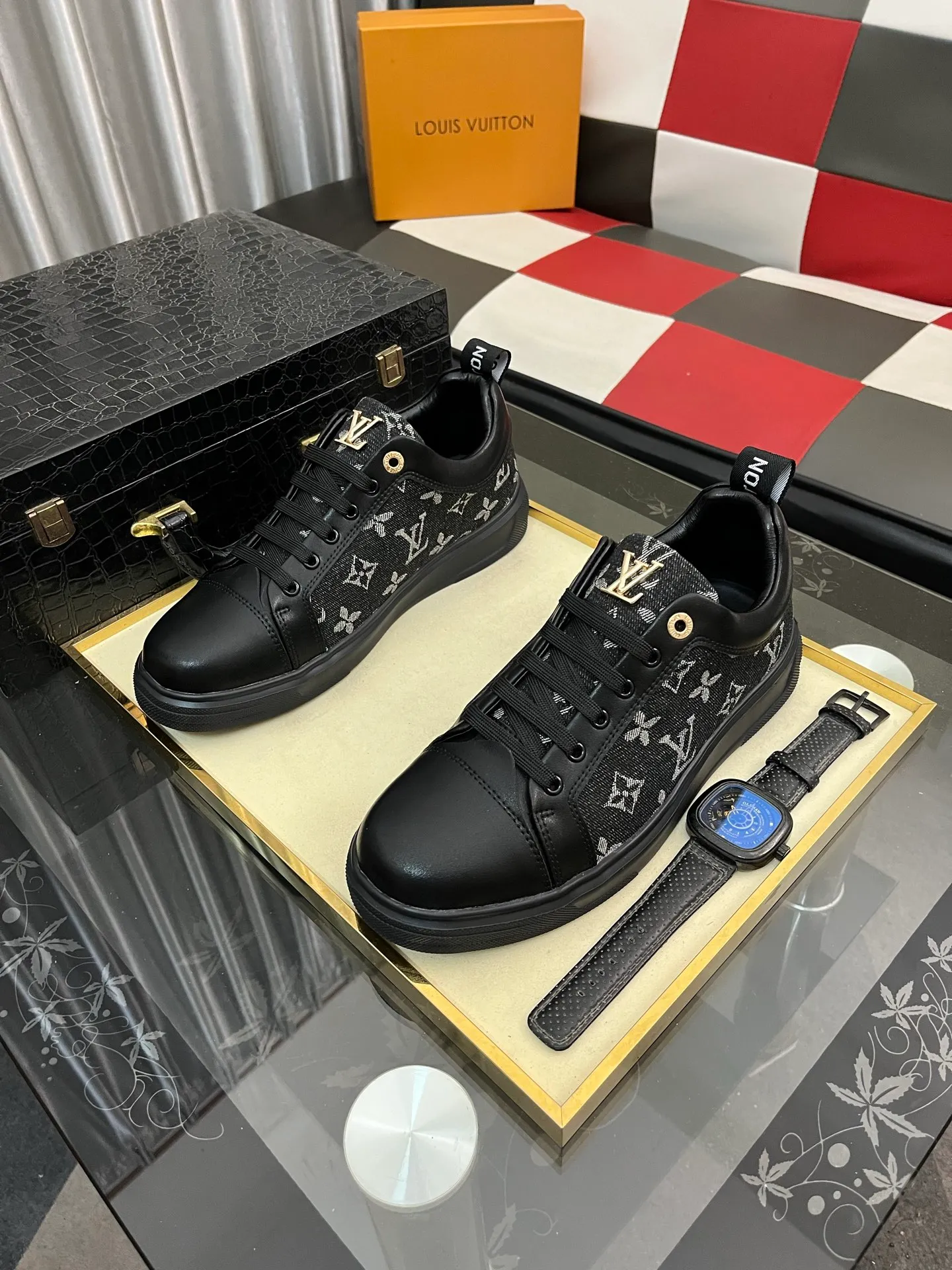 Men's shoes 💰400⌚️⌚️《Louis vuitton/LV Louis Vuitton》original quality.~ Unique modern style sneakers. 🏃A must-have casual shoe for trendy men😍😍 Original brand imported from Italy, imported original leather, cowhide lining (refuses to discolor and grind feet) sole: original sole provided by the original factory, French lazy style design ⚠️Fit to the feet, original quality, super comfortable original sole. Code number: 38-443️⃣Colors available